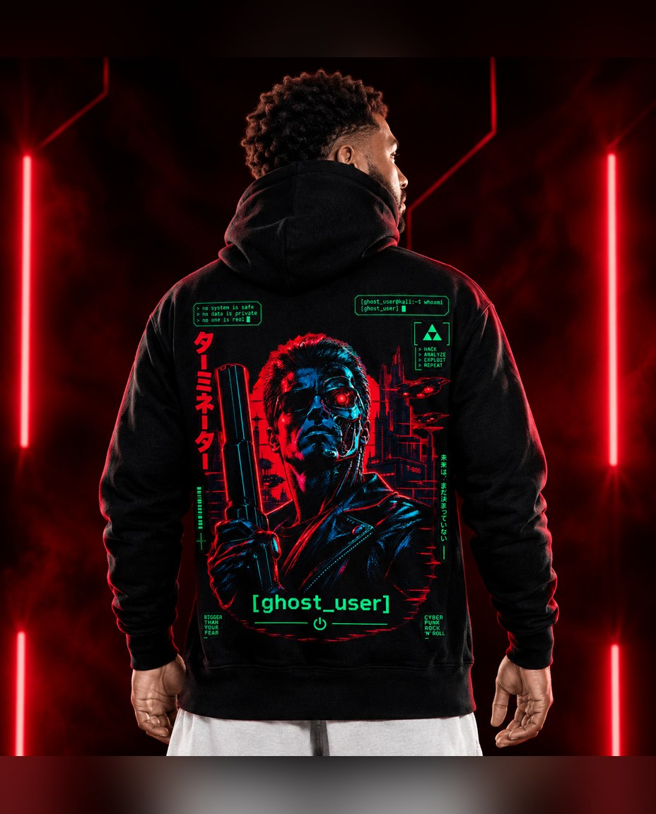 Modelo usando hoodie preto com estampa Skynet Protocol nas costas