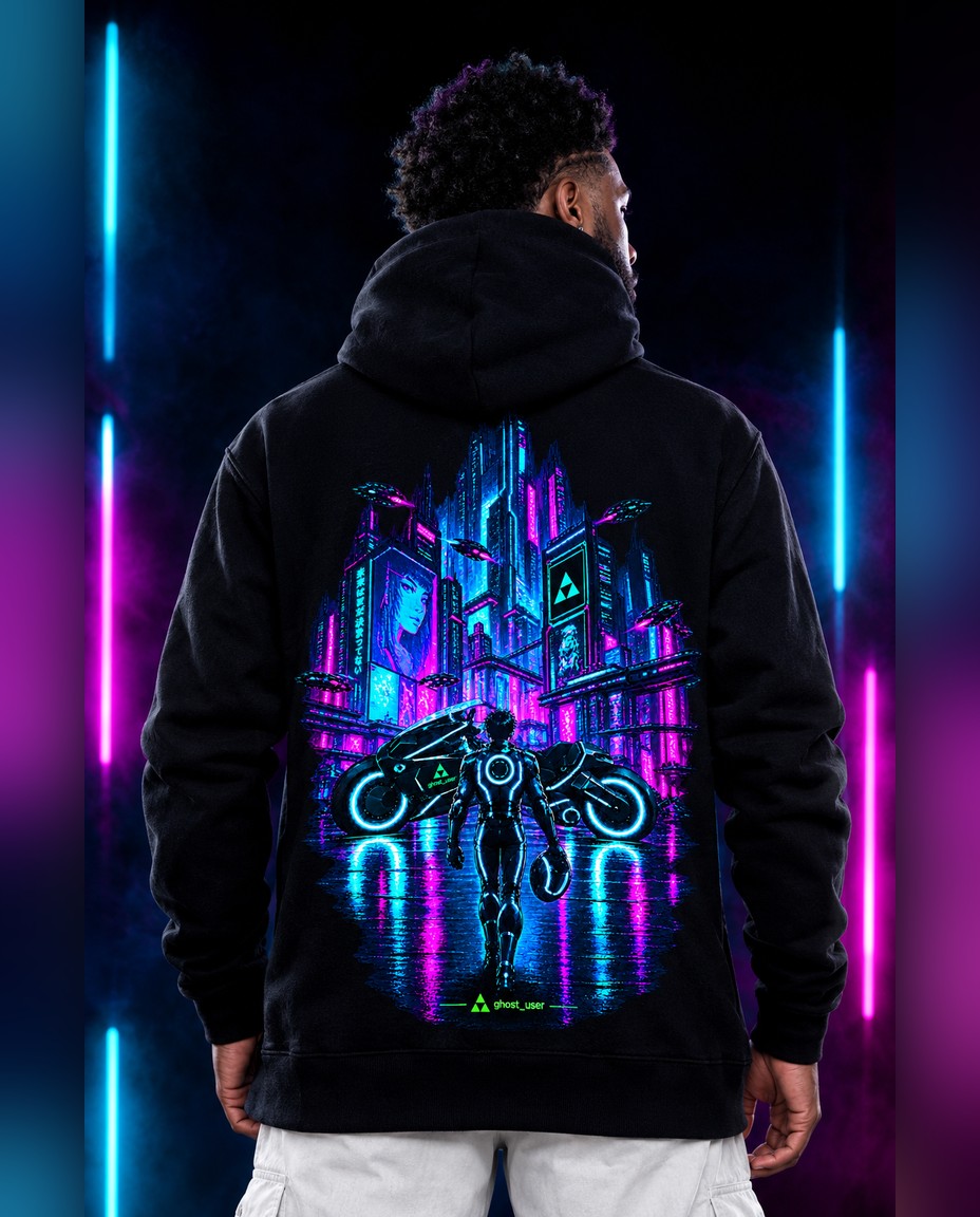 Modelo usando hoodie preto com estampa Cyber//Rider nas costas